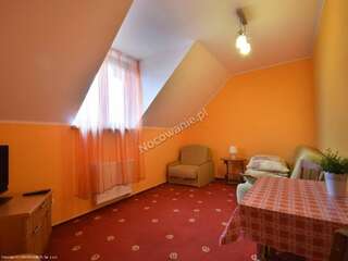 Отели типа «постель и завтрак» Pod Dębem Крыница-Морска Трехместный номер с собственной ванной комнатой-3